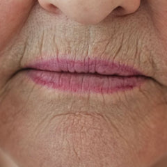 Vertical lines lips icon
